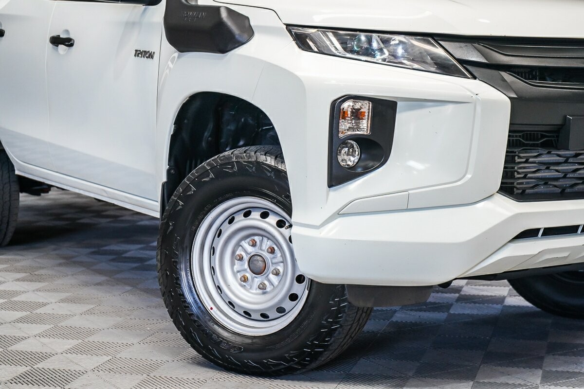 Mitsubishi Triton image 2