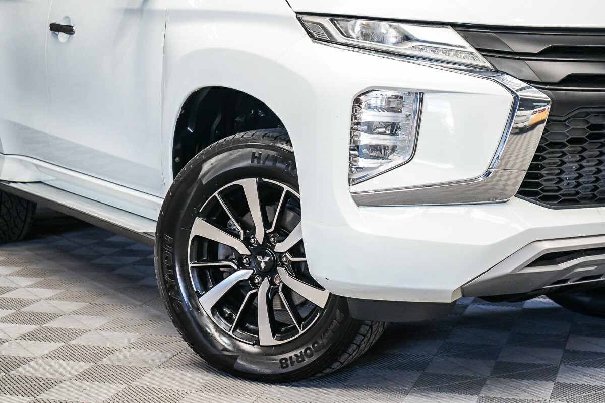 Mitsubishi Pajero Sport image 2