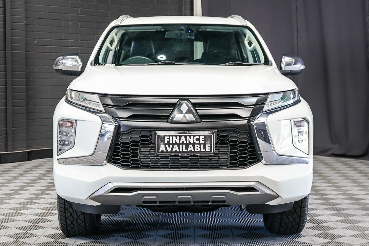 Mitsubishi Pajero Sport image 3