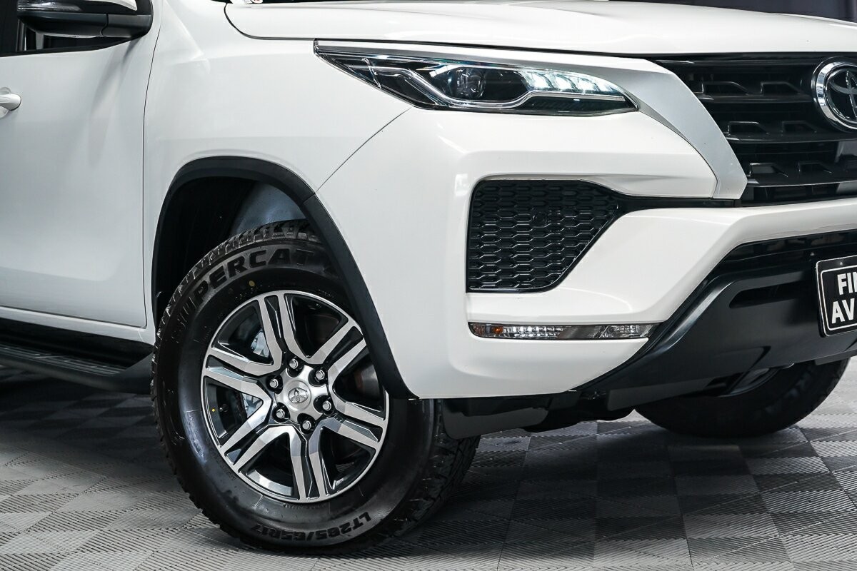 Toyota Fortuner image 2