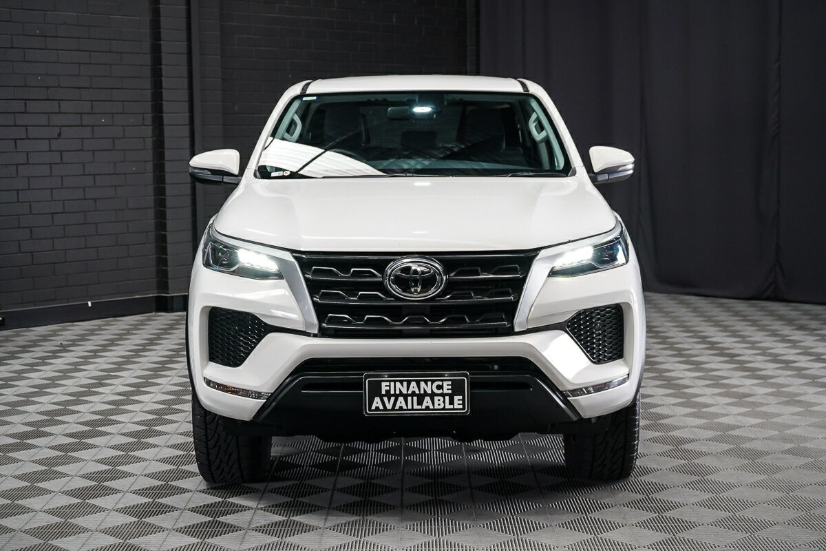 Toyota Fortuner image 3