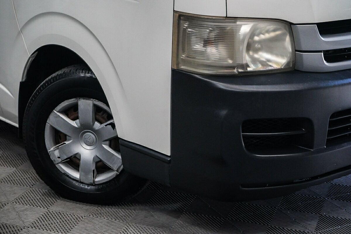 Toyota Hiace image 2