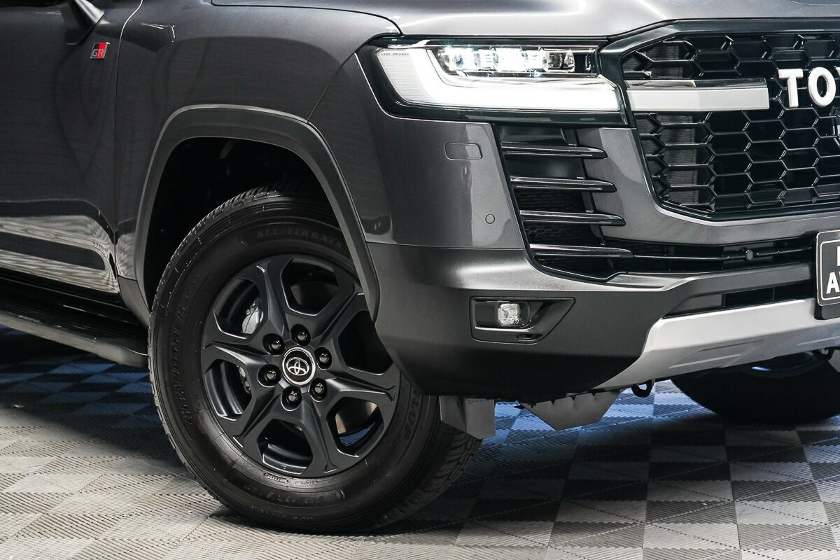 Toyota Landcruiser image 2