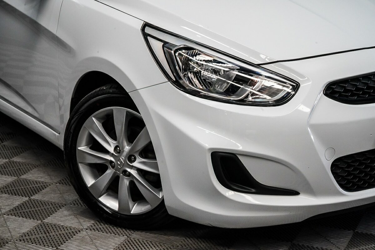 Hyundai Accent image 2