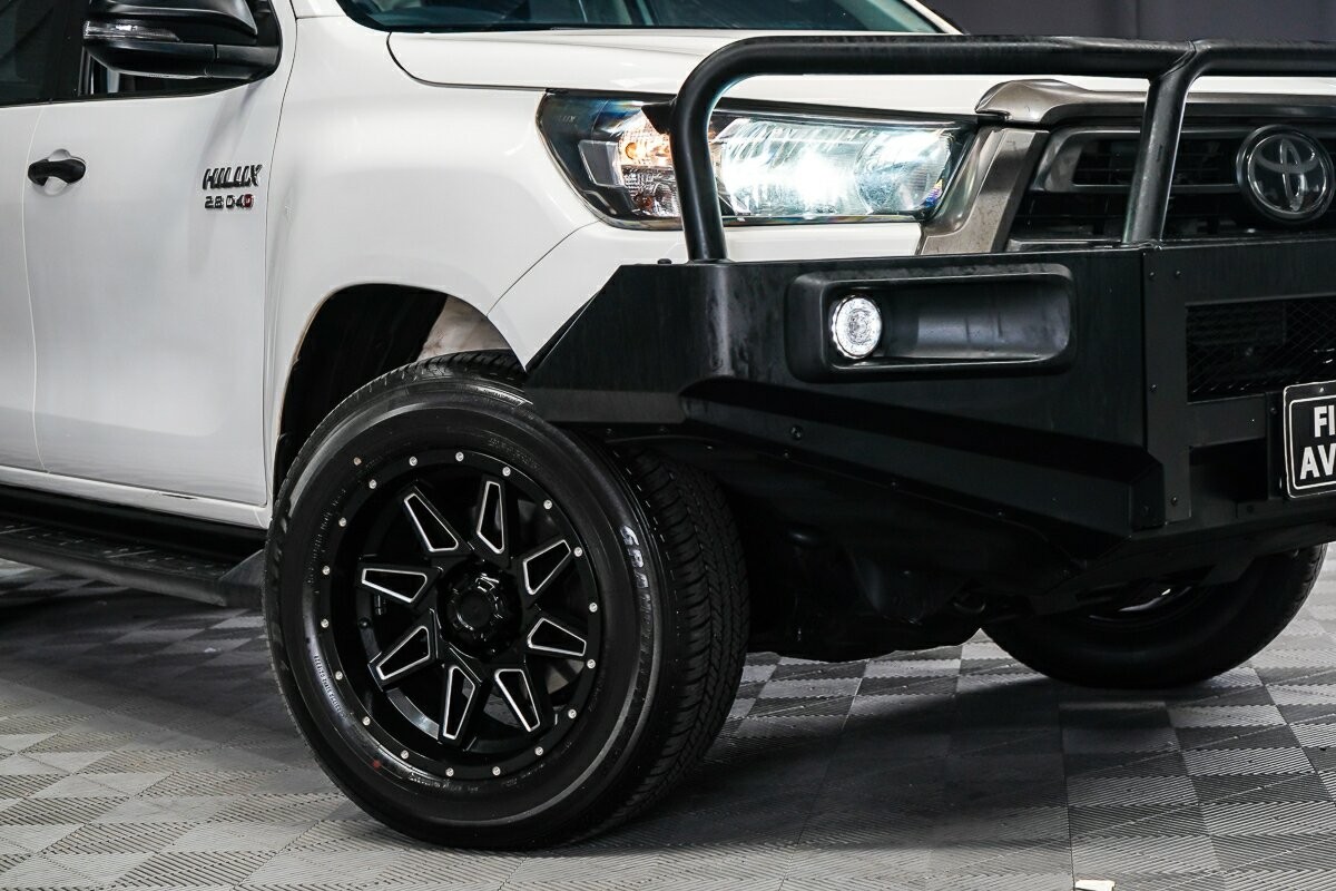 Toyota Hilux image 2