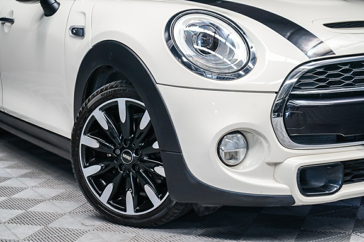 Mini Hatch image 2