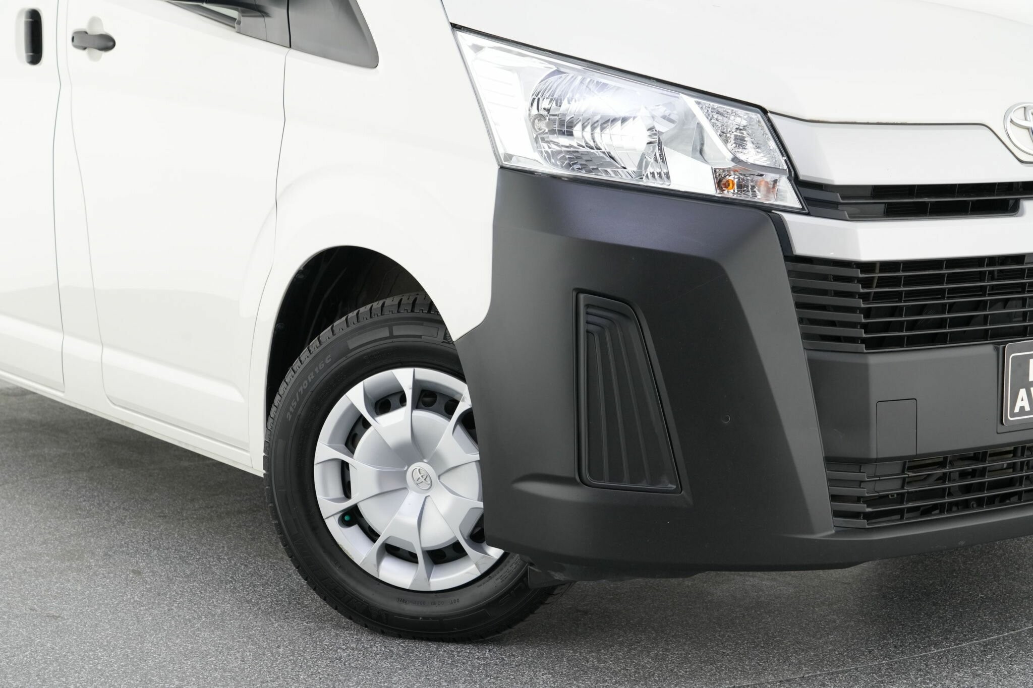 Toyota Hiace image 2