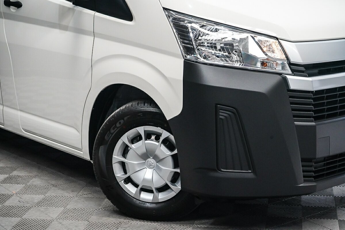 Toyota Hiace image 2