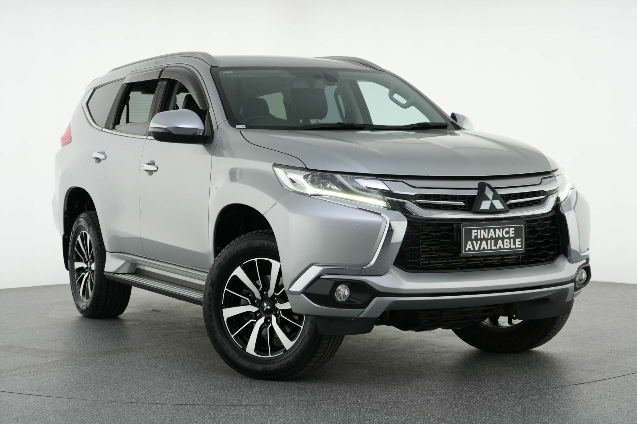 Mitsubishi Pajero Sport image 1