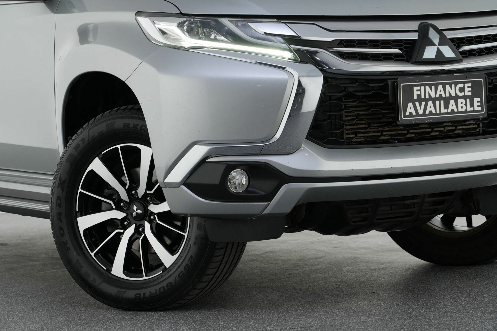 Mitsubishi Pajero Sport image 2