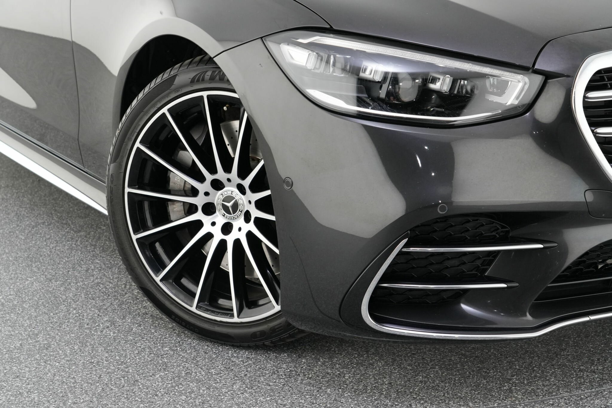 Mercedes Benz S-class image 2