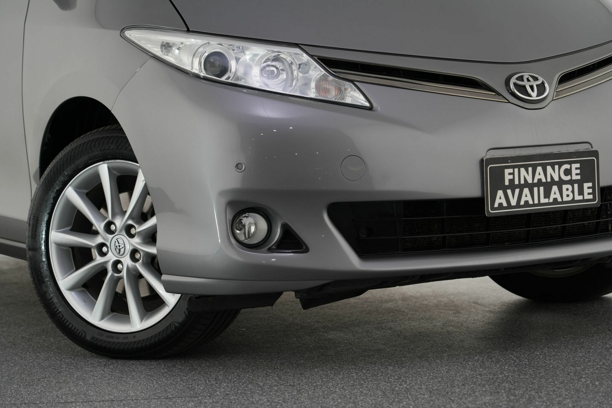 Toyota Tarago image 2