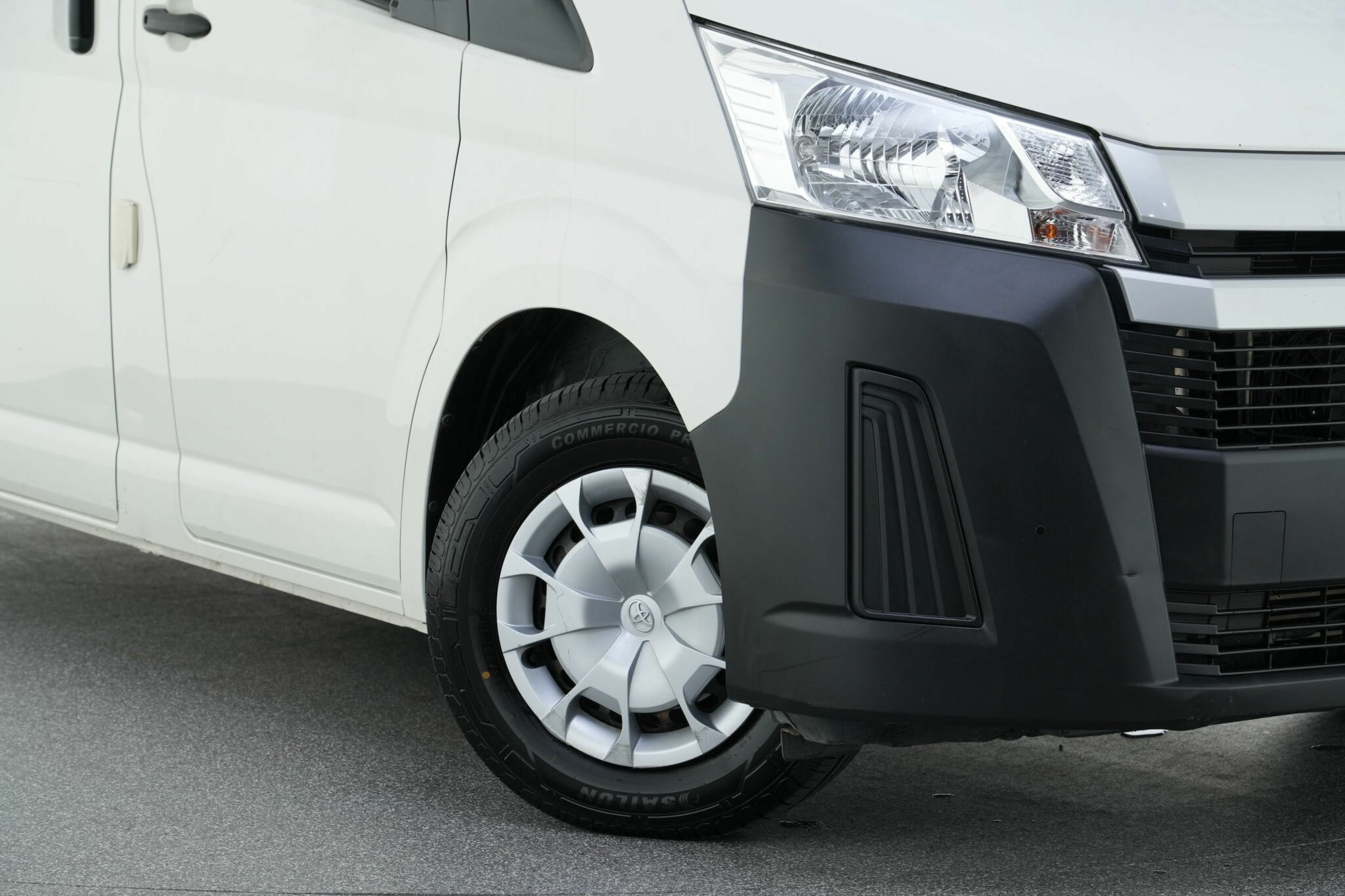 Toyota Hiace image 2