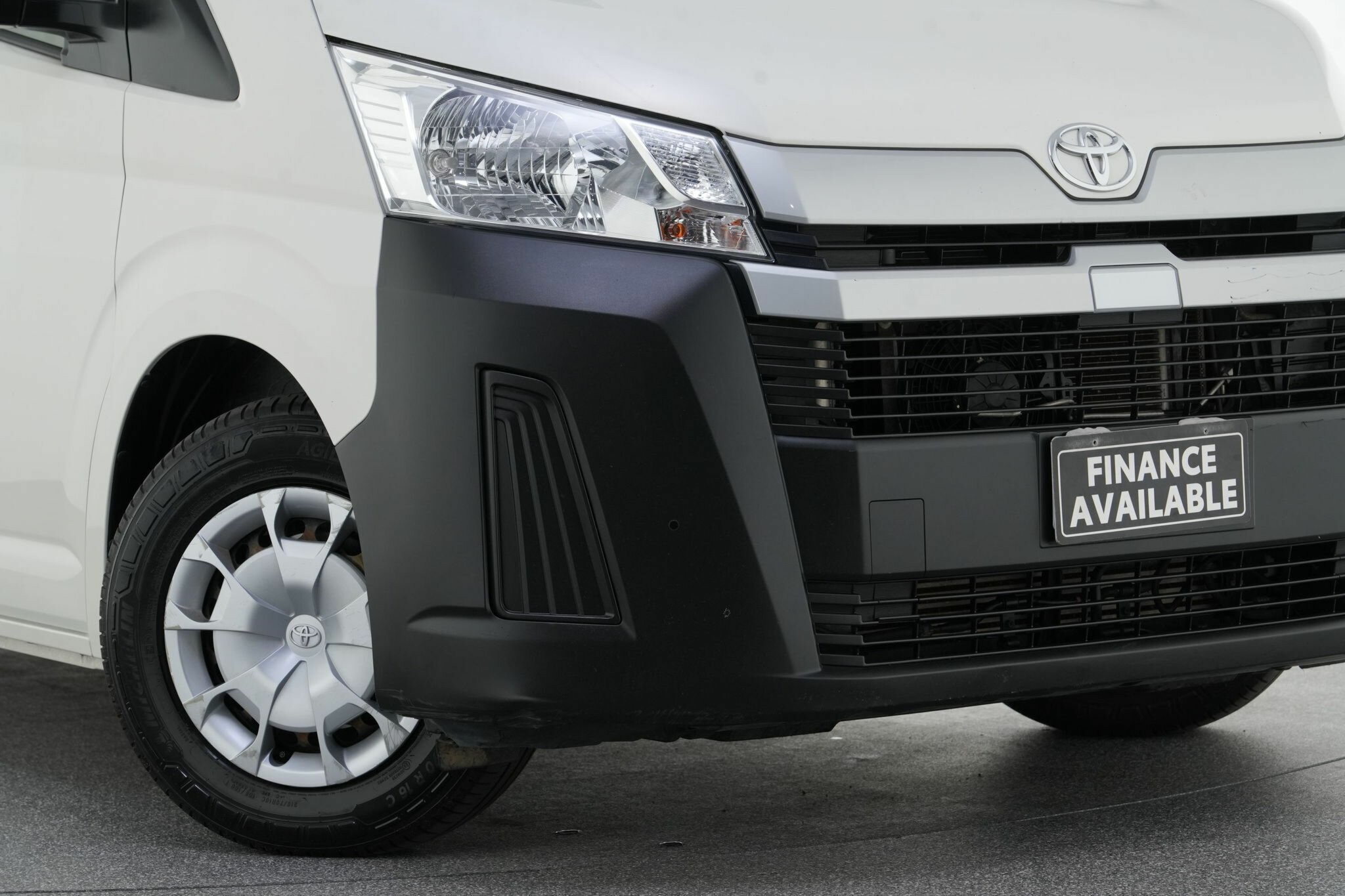 Toyota Hiace image 2