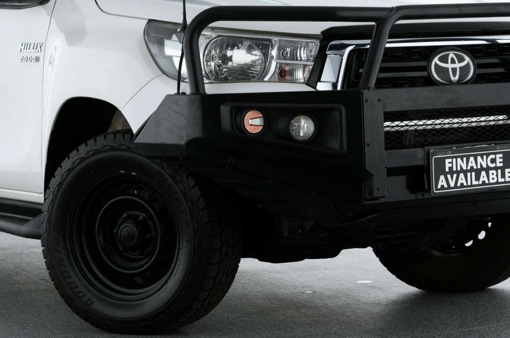 Toyota Hilux image 2