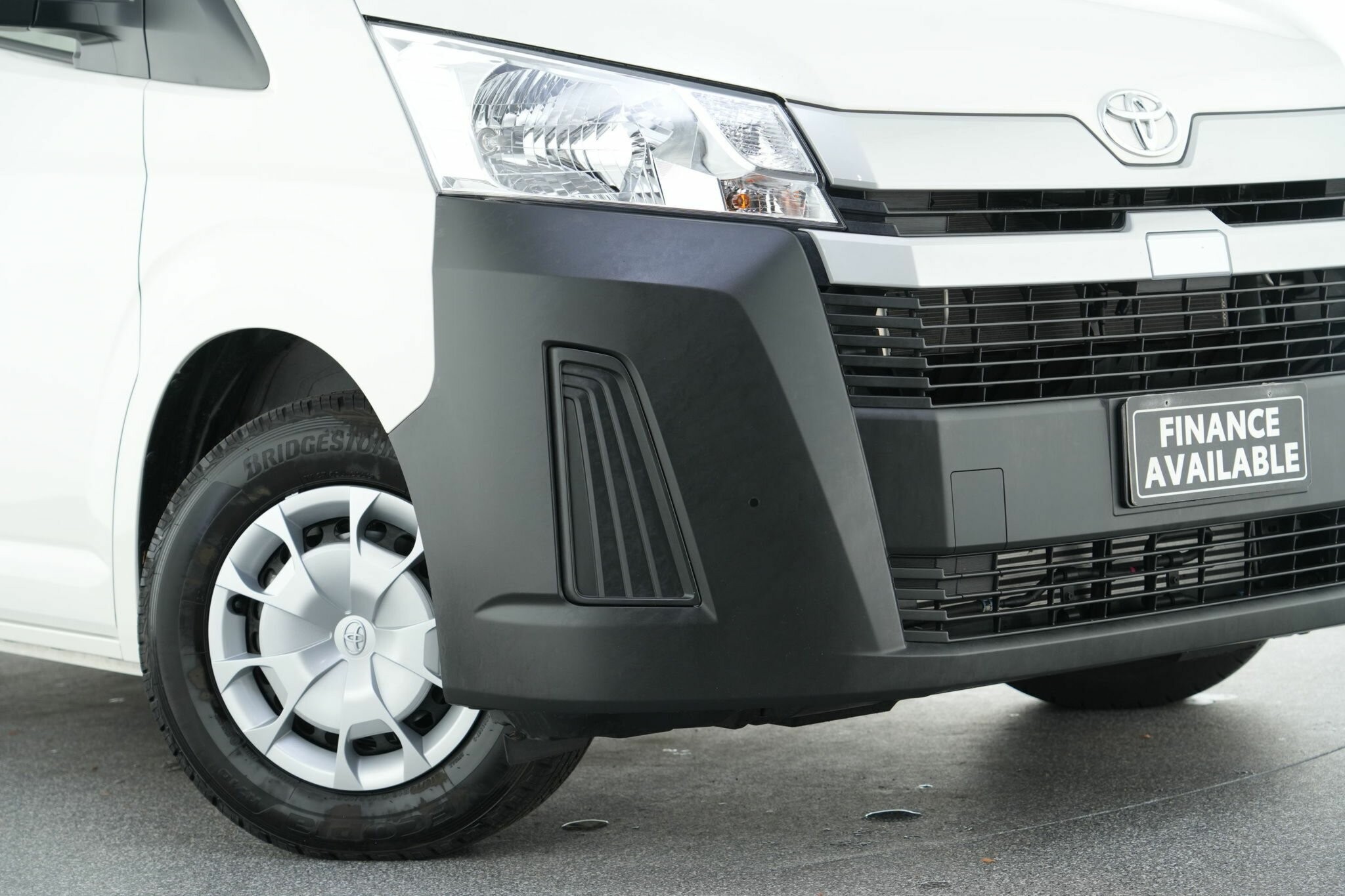 Toyota Hiace image 2