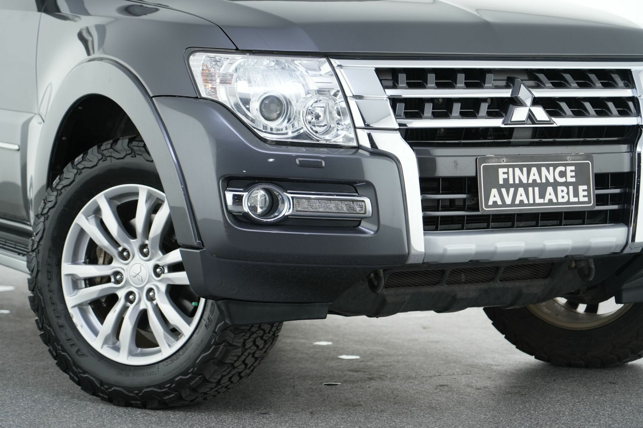 Mitsubishi Pajero image 2