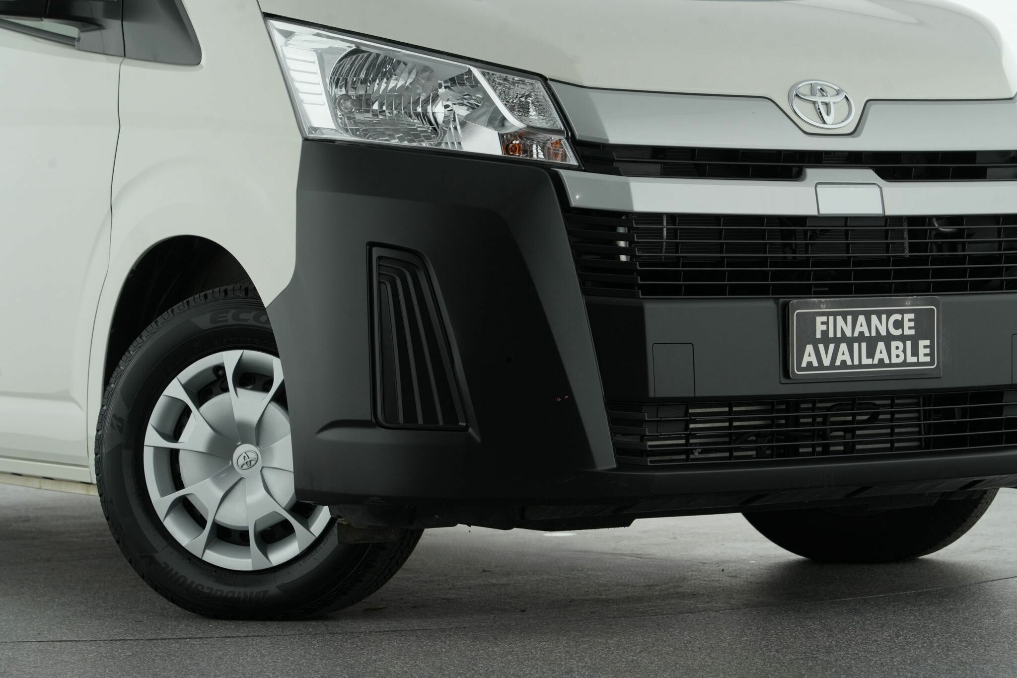 Toyota Hiace image 2