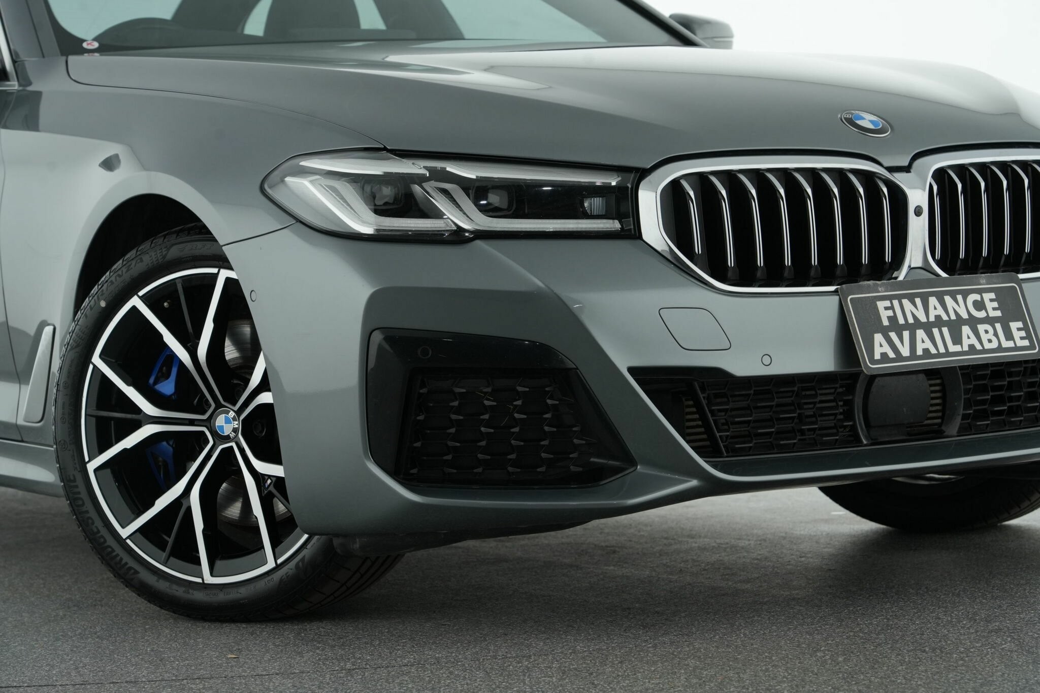 BMW 5 Series image 2