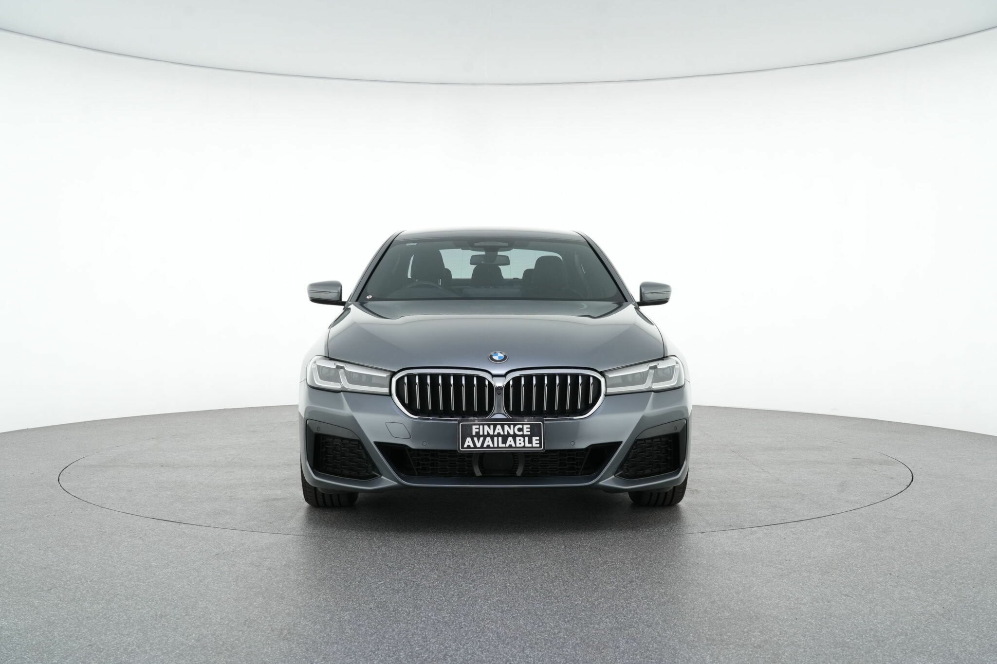 BMW 5 Series image 3