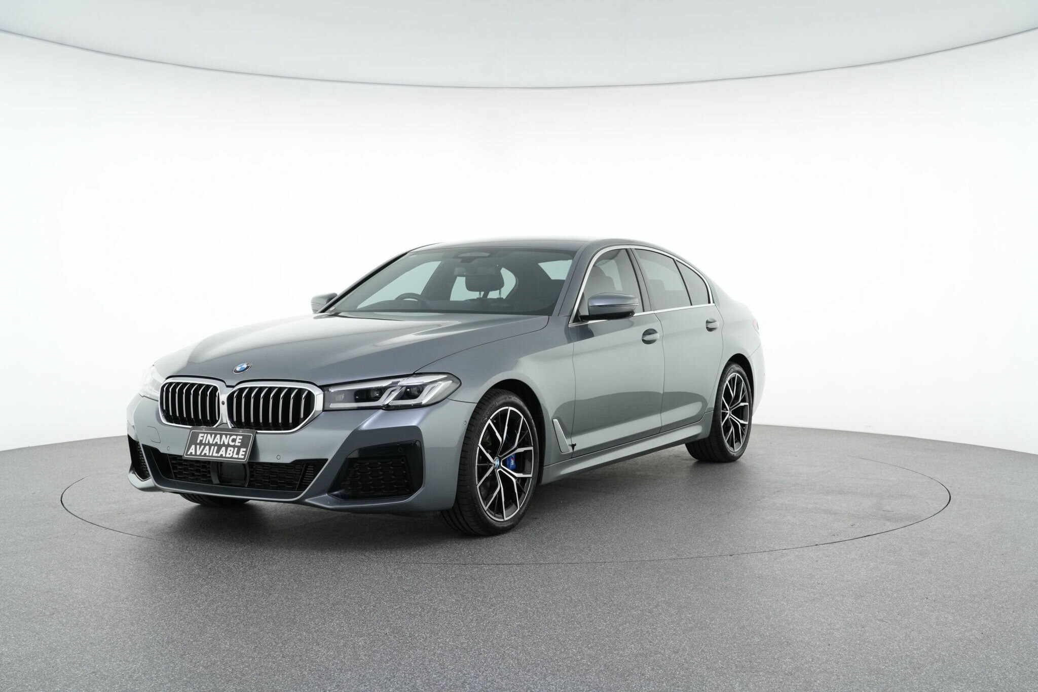 BMW 5 Series image 4