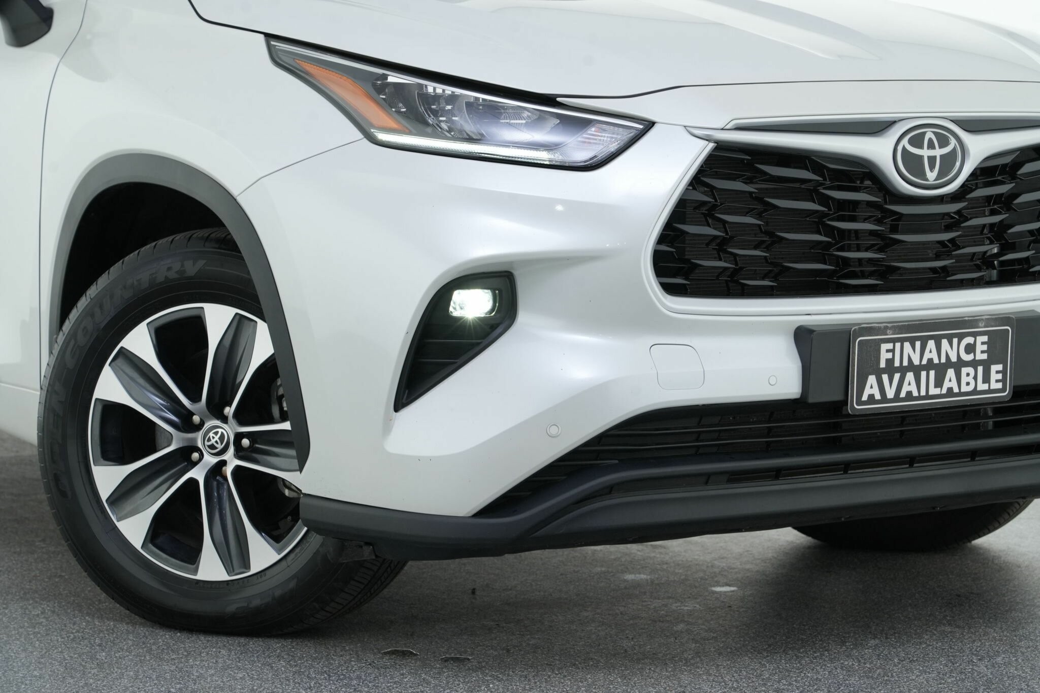 Toyota Kluger image 2