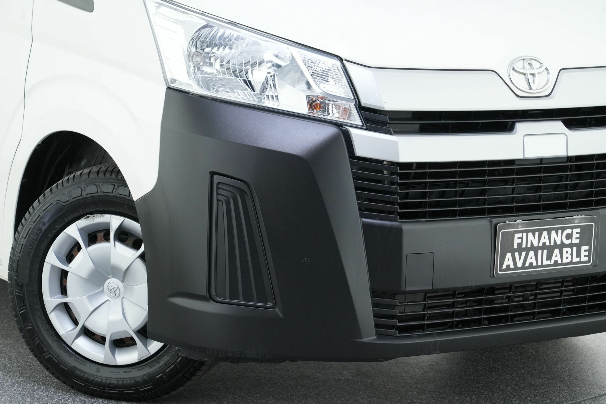 Toyota Hiace image 2