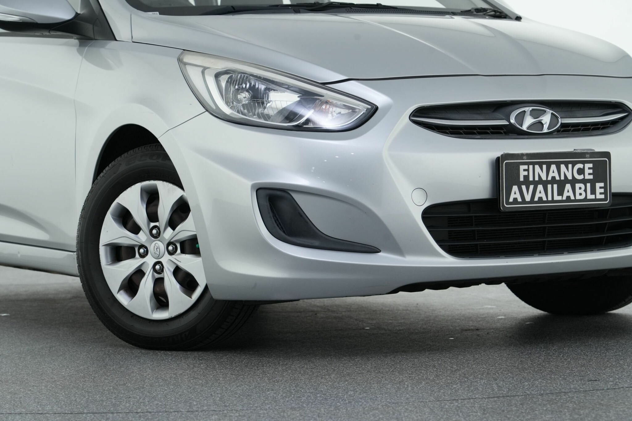 Hyundai Accent image 2