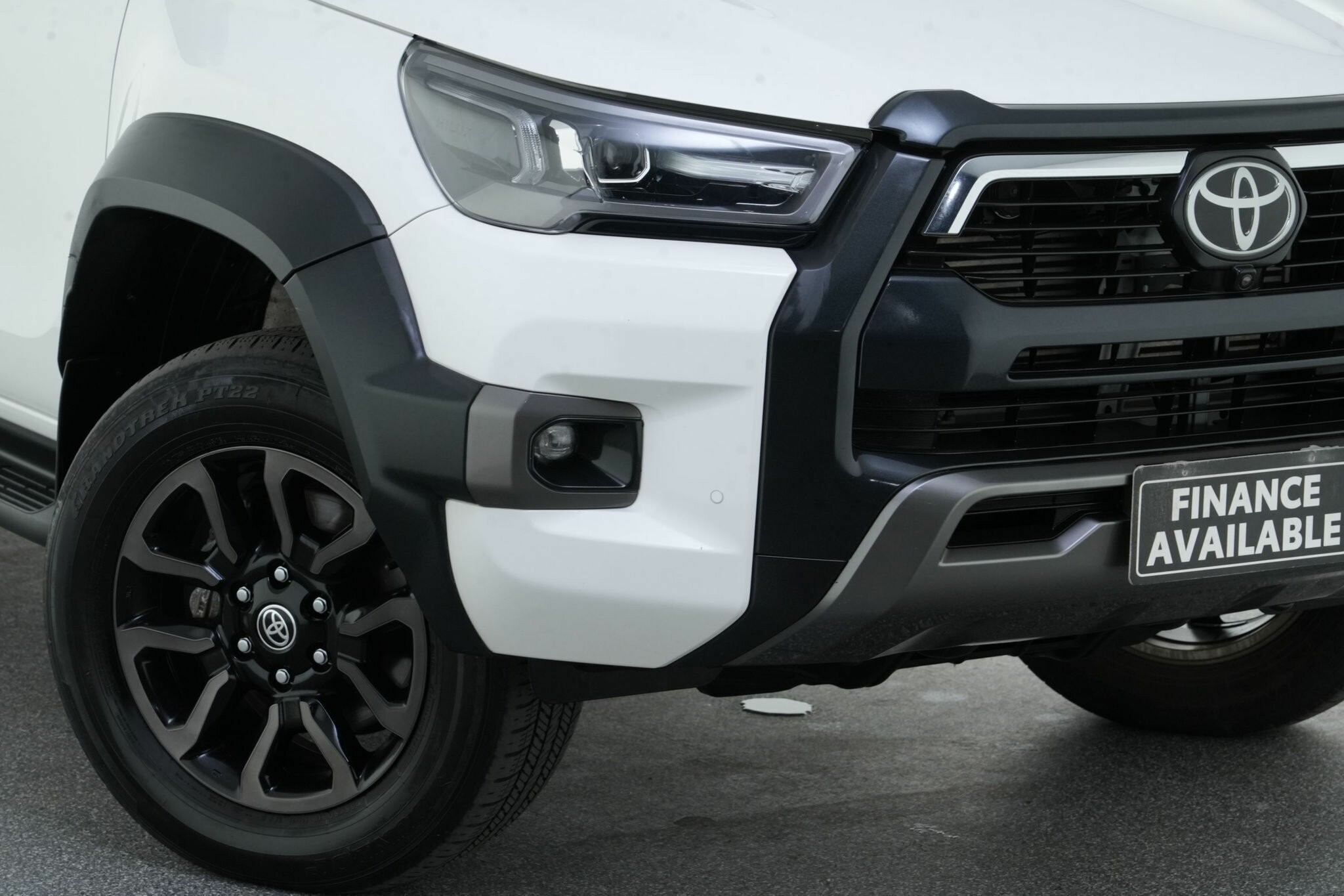 Toyota Hilux image 2