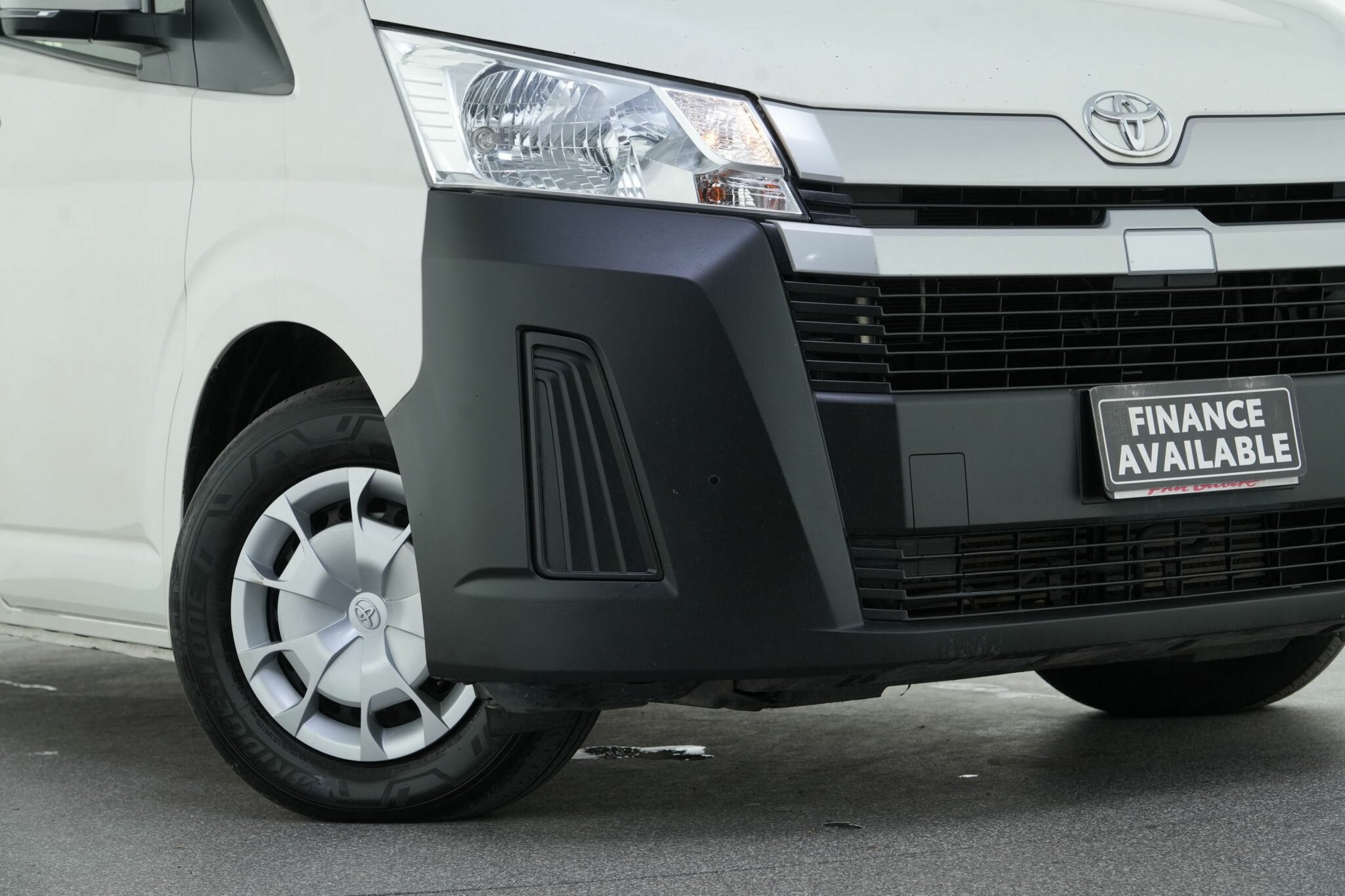Toyota Hiace image 2