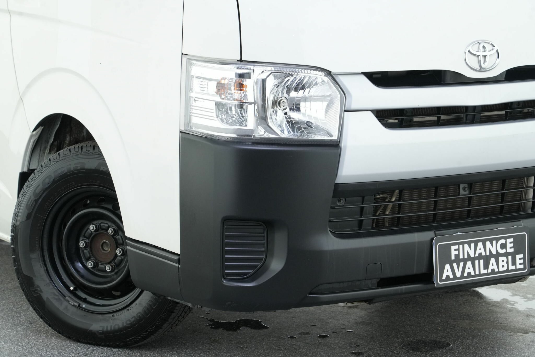 Toyota Hiace image 2