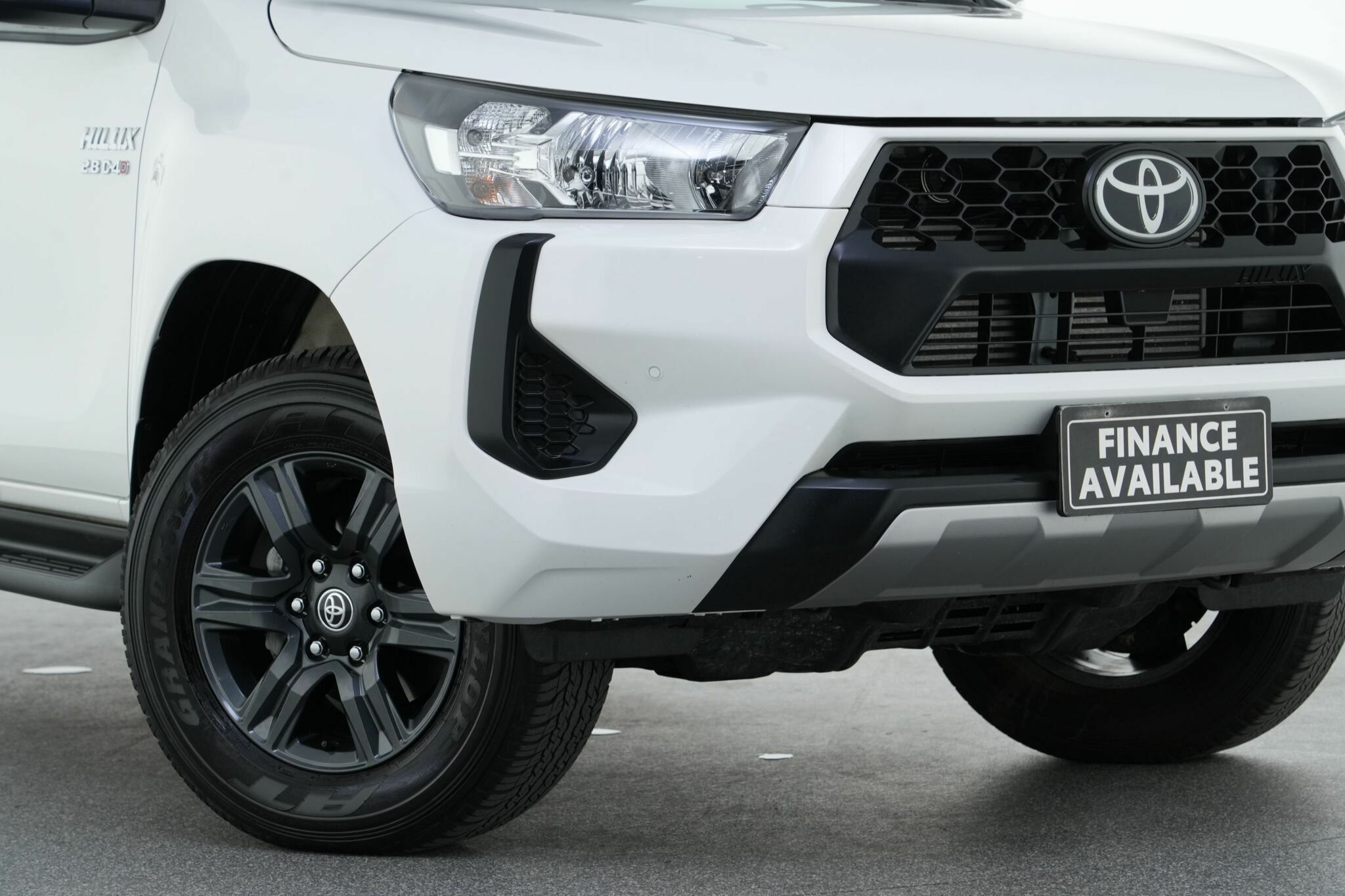 Toyota Hilux image 2