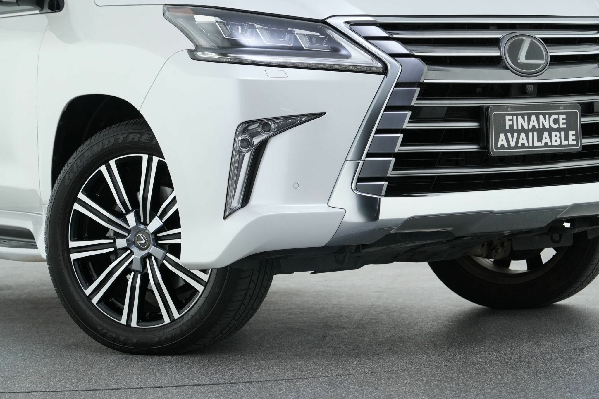Lexus Lx image 2