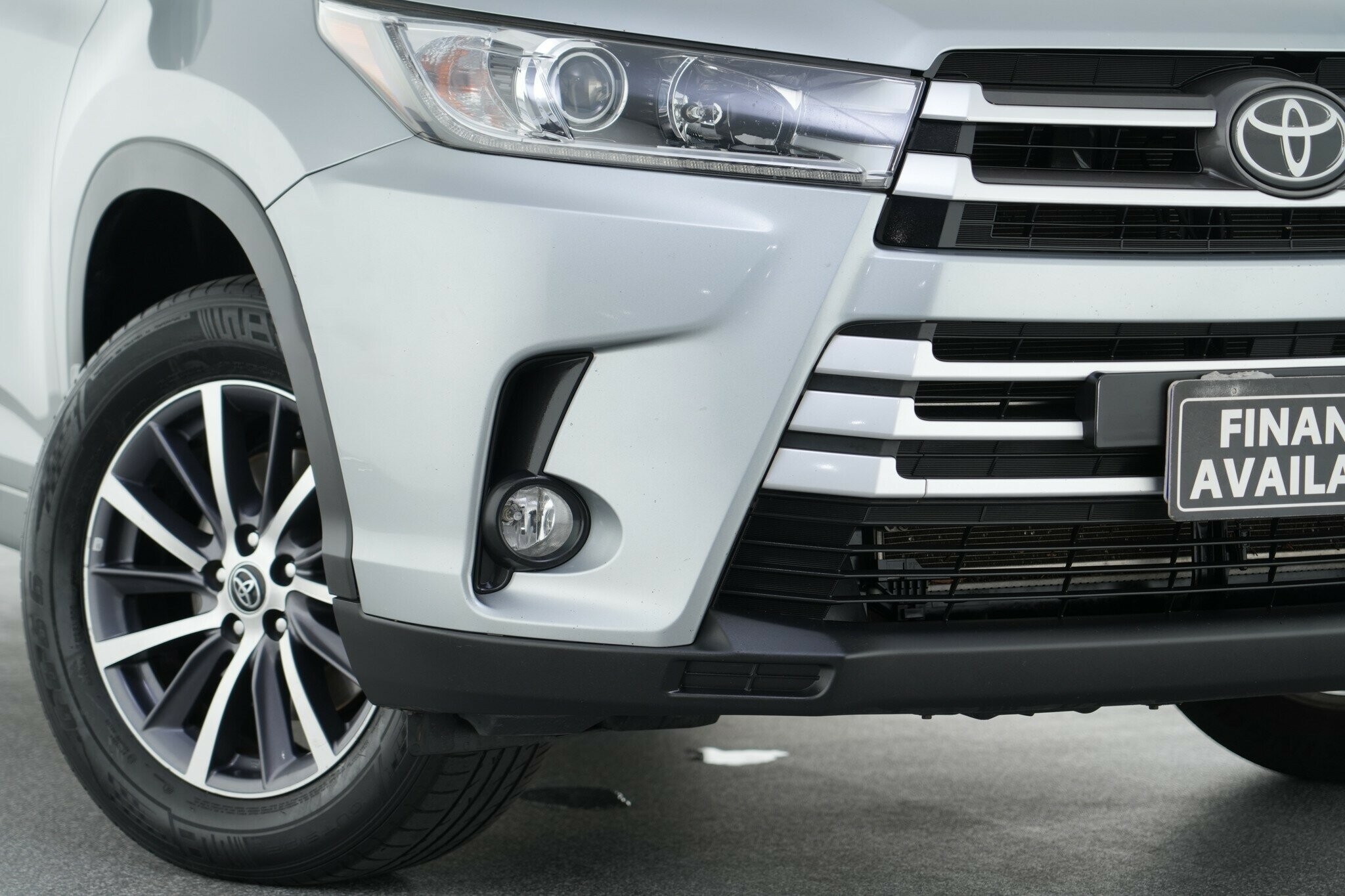 Toyota Kluger image 2