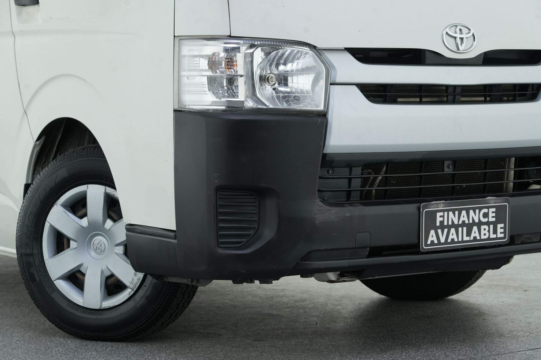 Toyota Hiace image 2