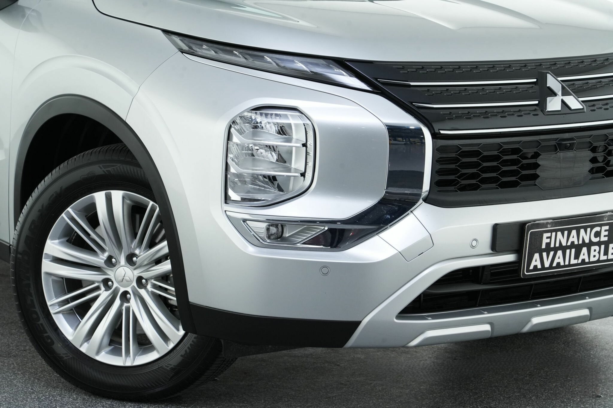 Mitsubishi Outlander image 2