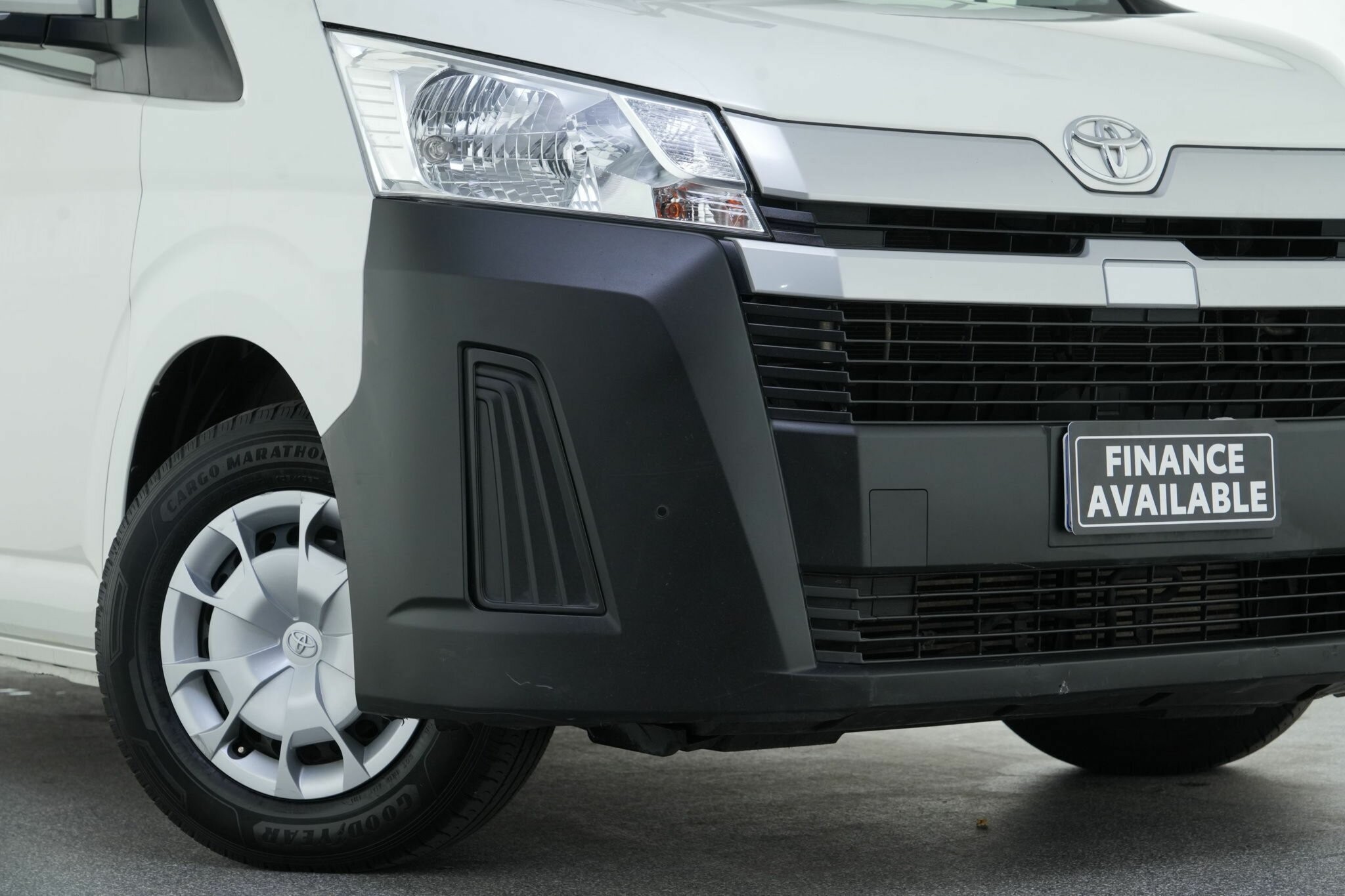 Toyota Hiace image 2