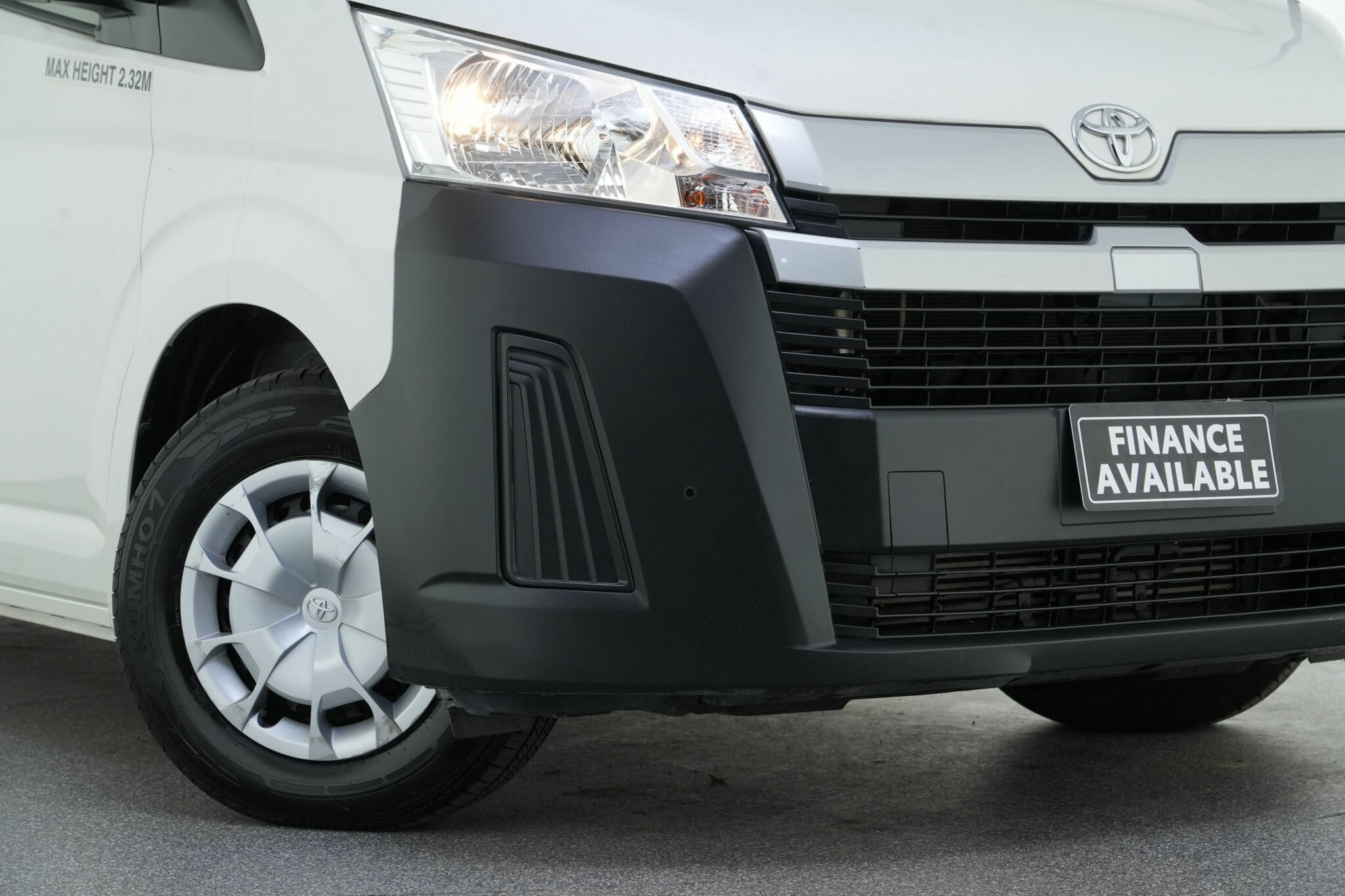 Toyota Hiace image 2