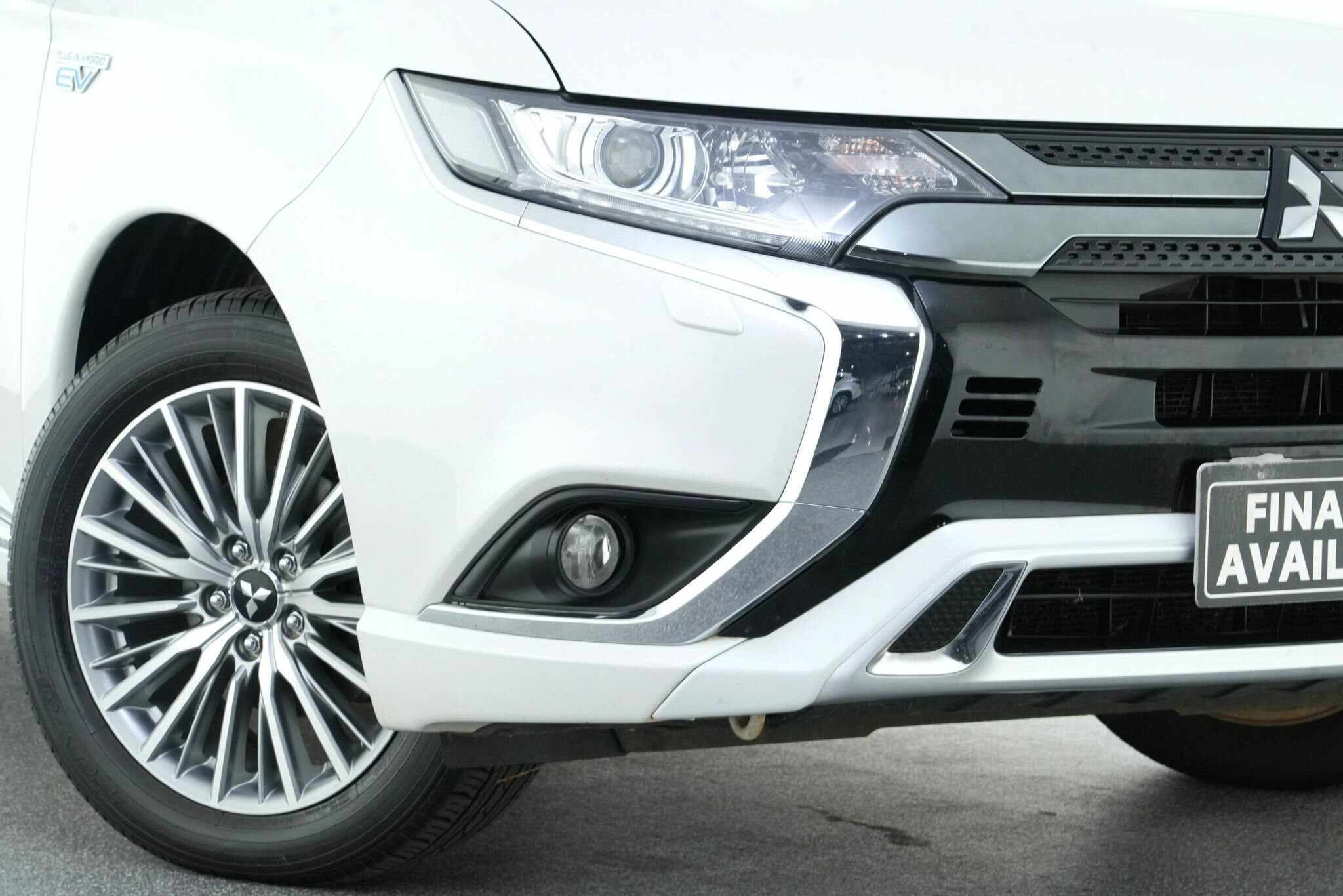 Mitsubishi Outlander image 2