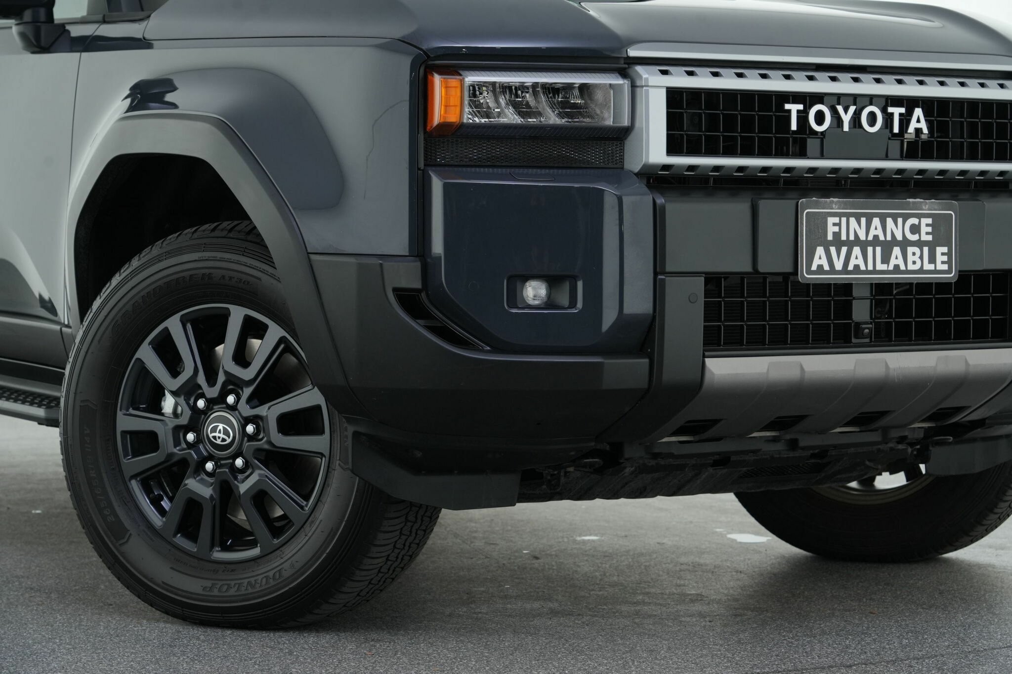 Toyota Landcruiser Prado image 2