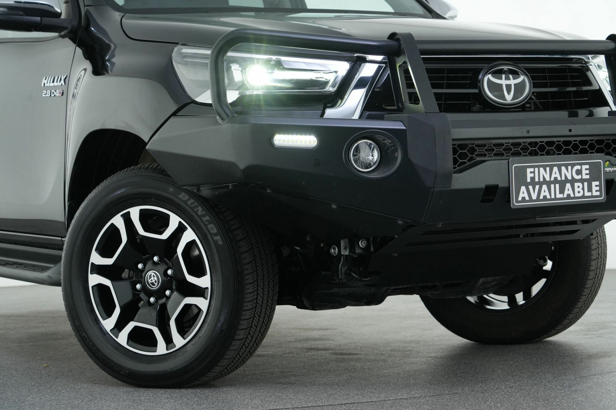 Toyota Hilux image 2