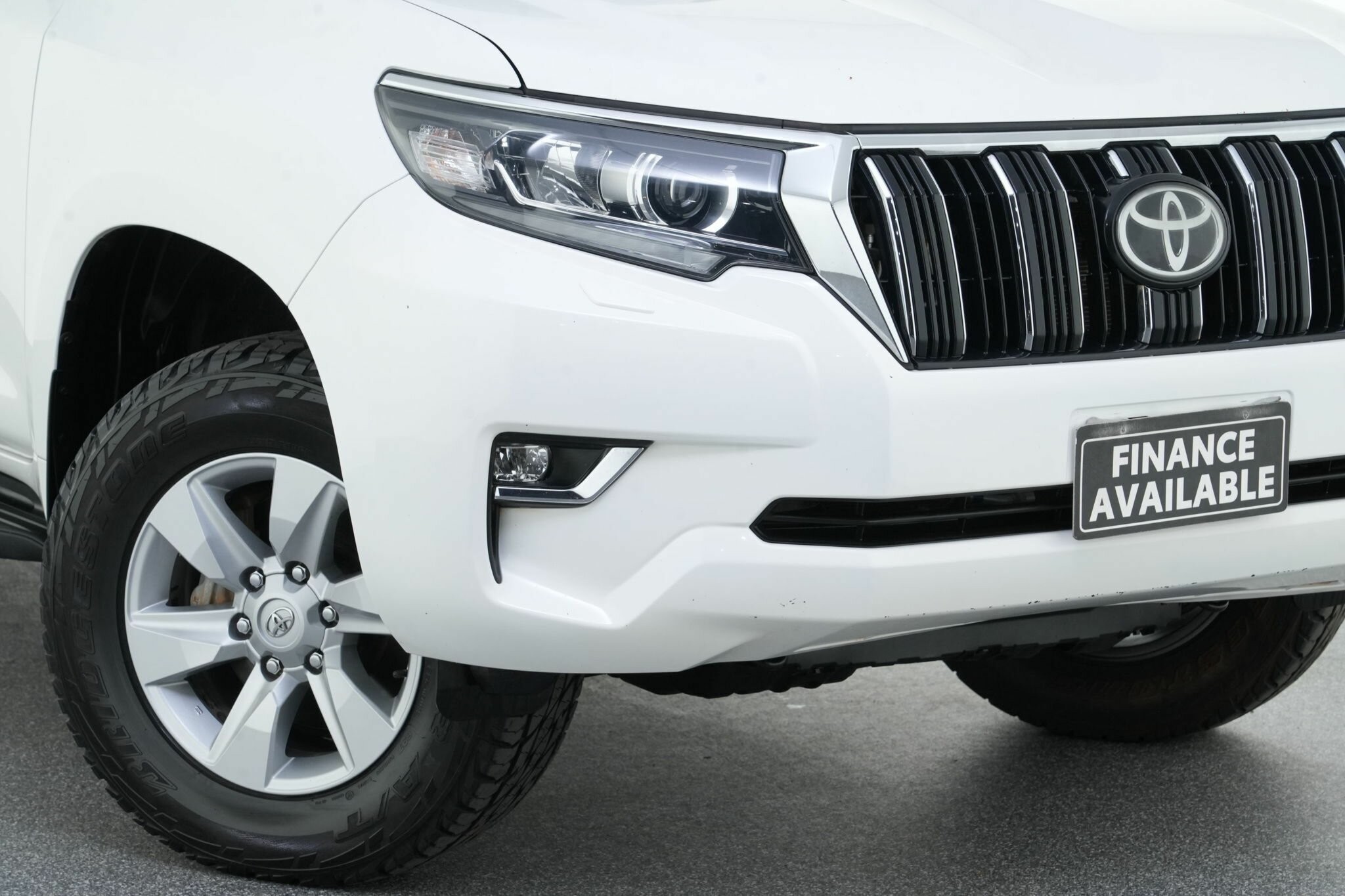 Toyota Landcruiser Prado image 2