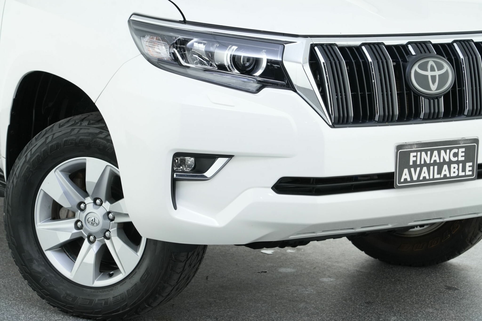 Toyota Landcruiser Prado image 2