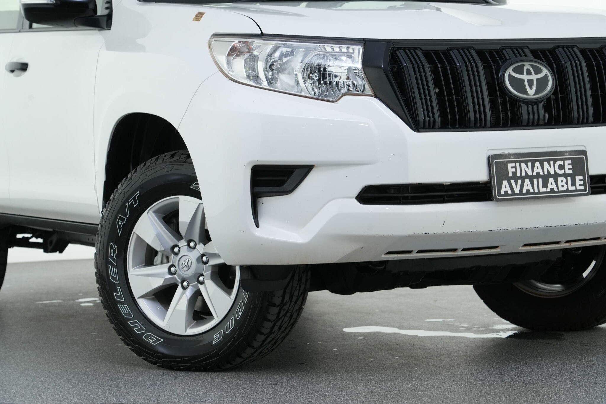 Toyota Landcruiser Prado image 2