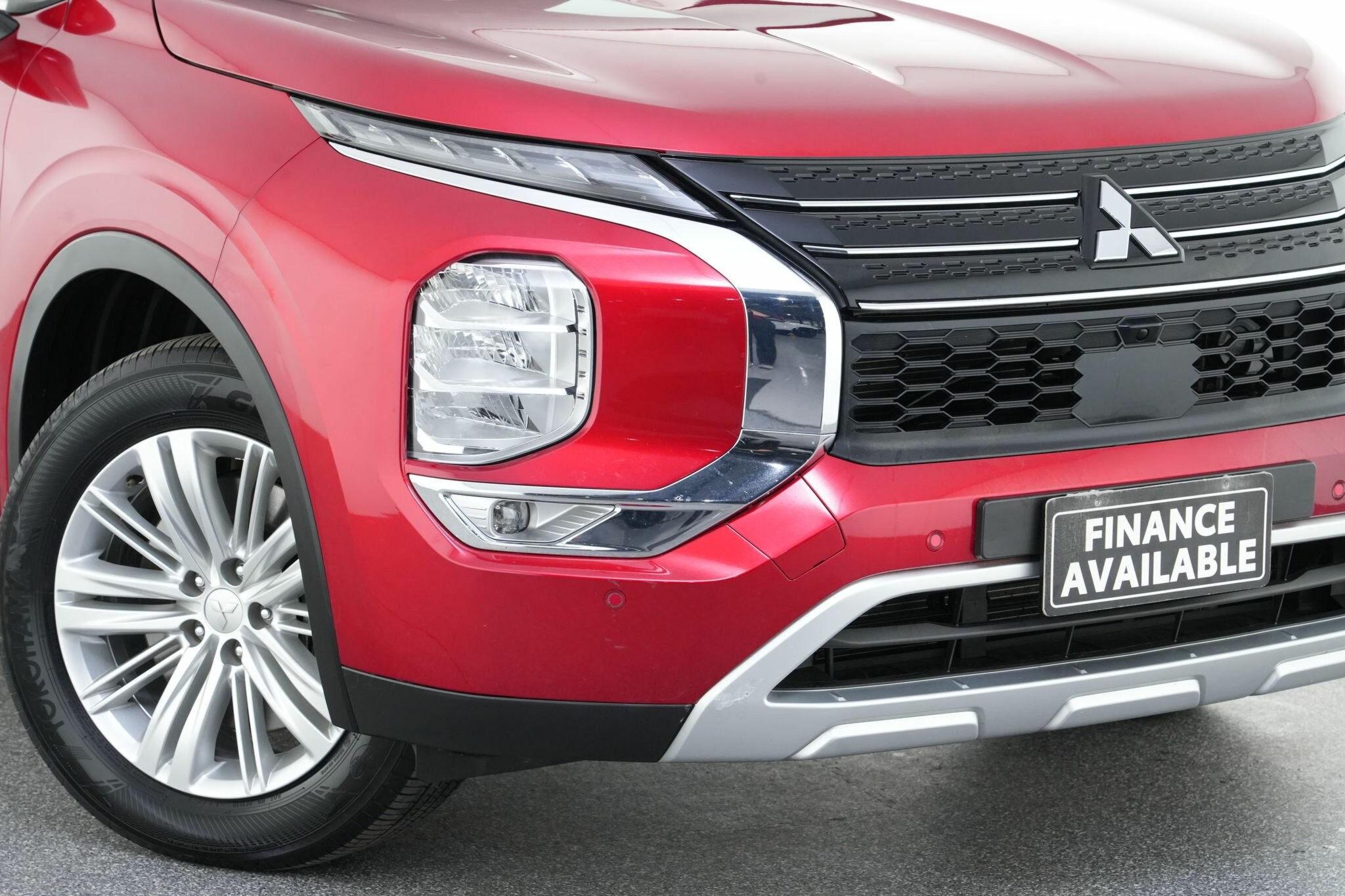 Mitsubishi Outlander image 2