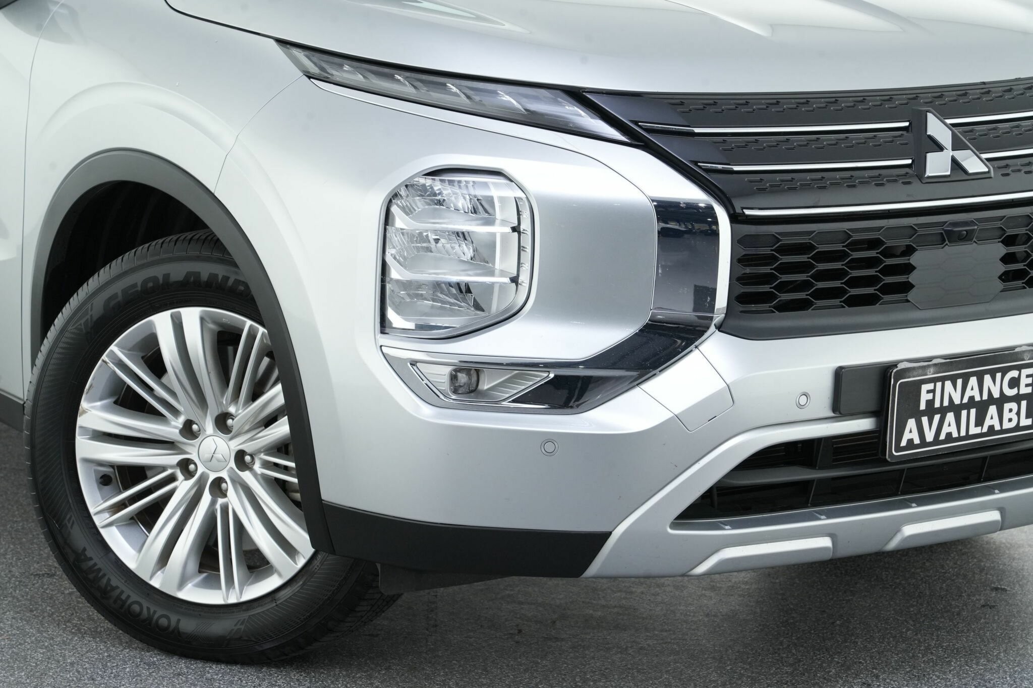 Mitsubishi Outlander image 2