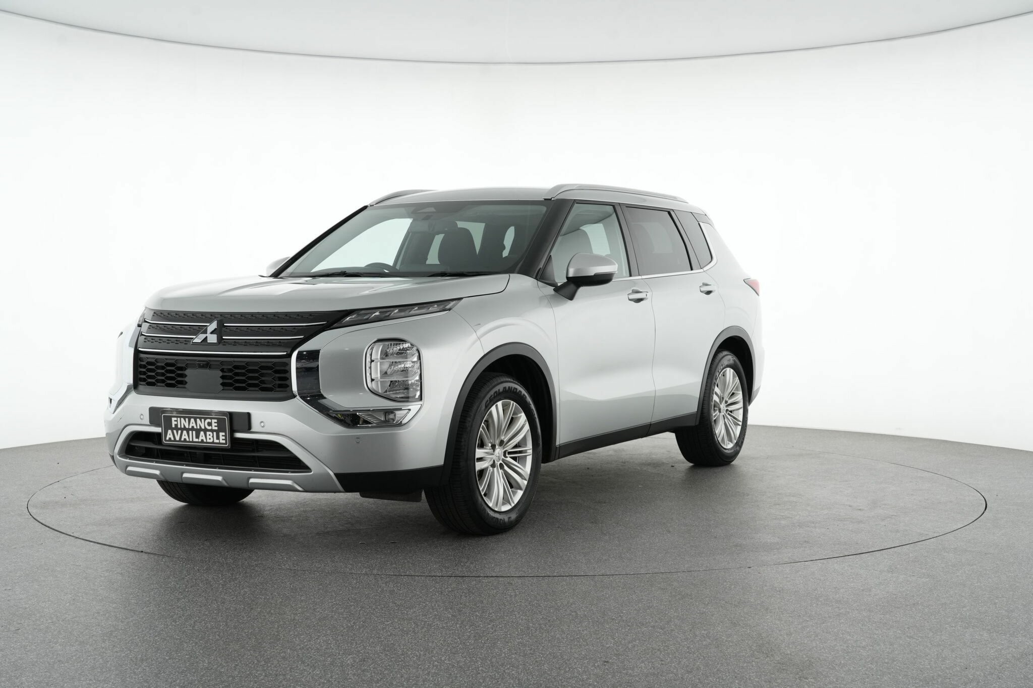 Mitsubishi Outlander image 4