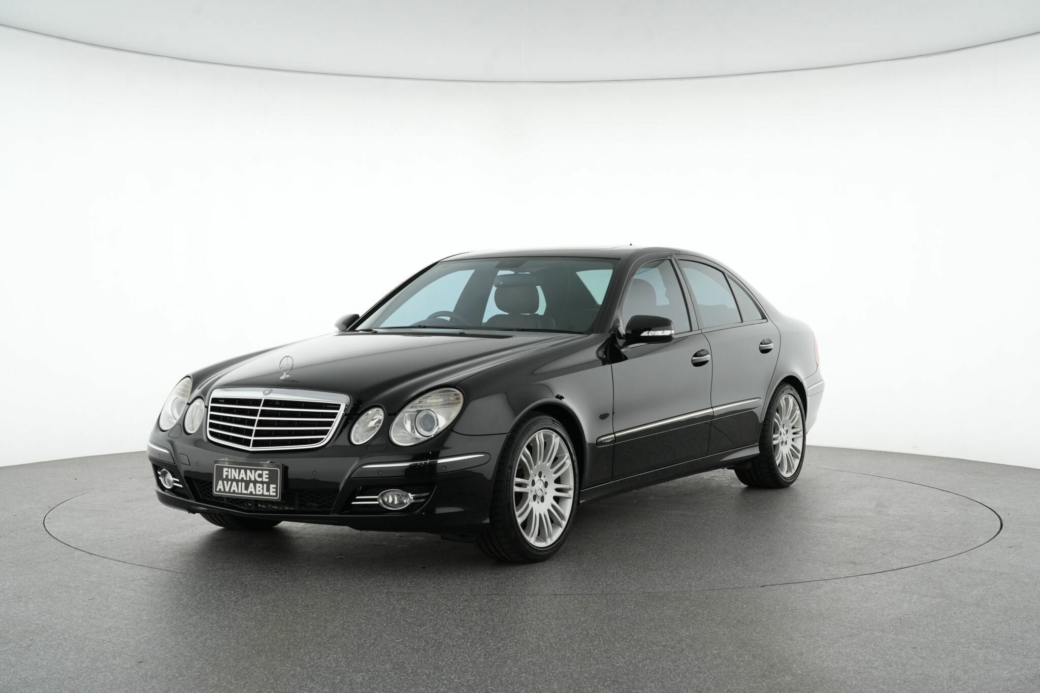 Mercedes Benz E-class image 4
