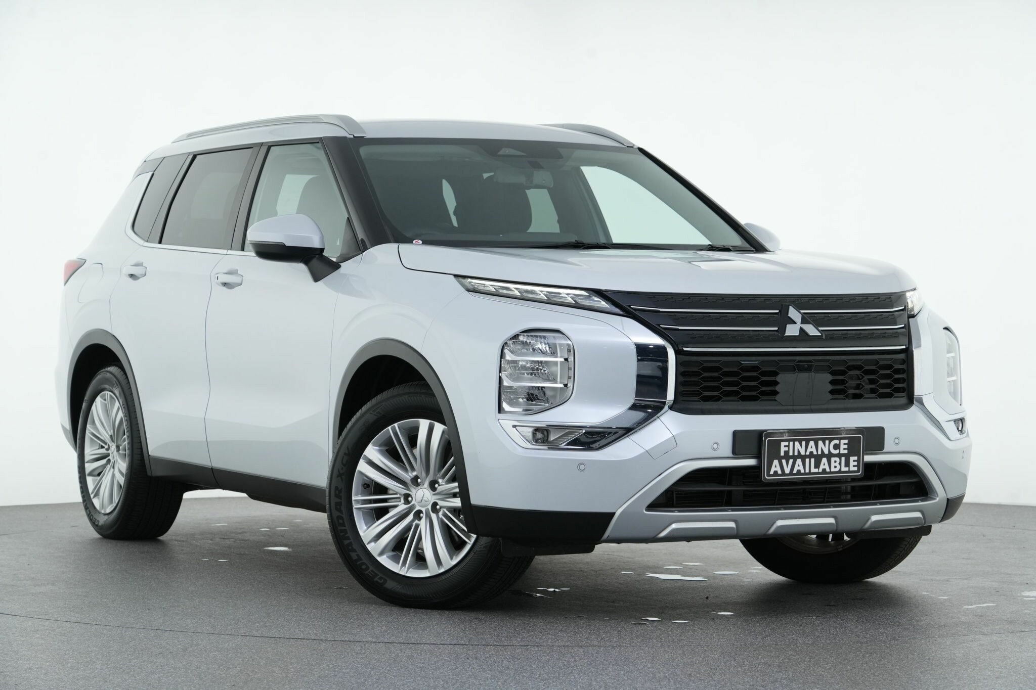 Mitsubishi Outlander image 1