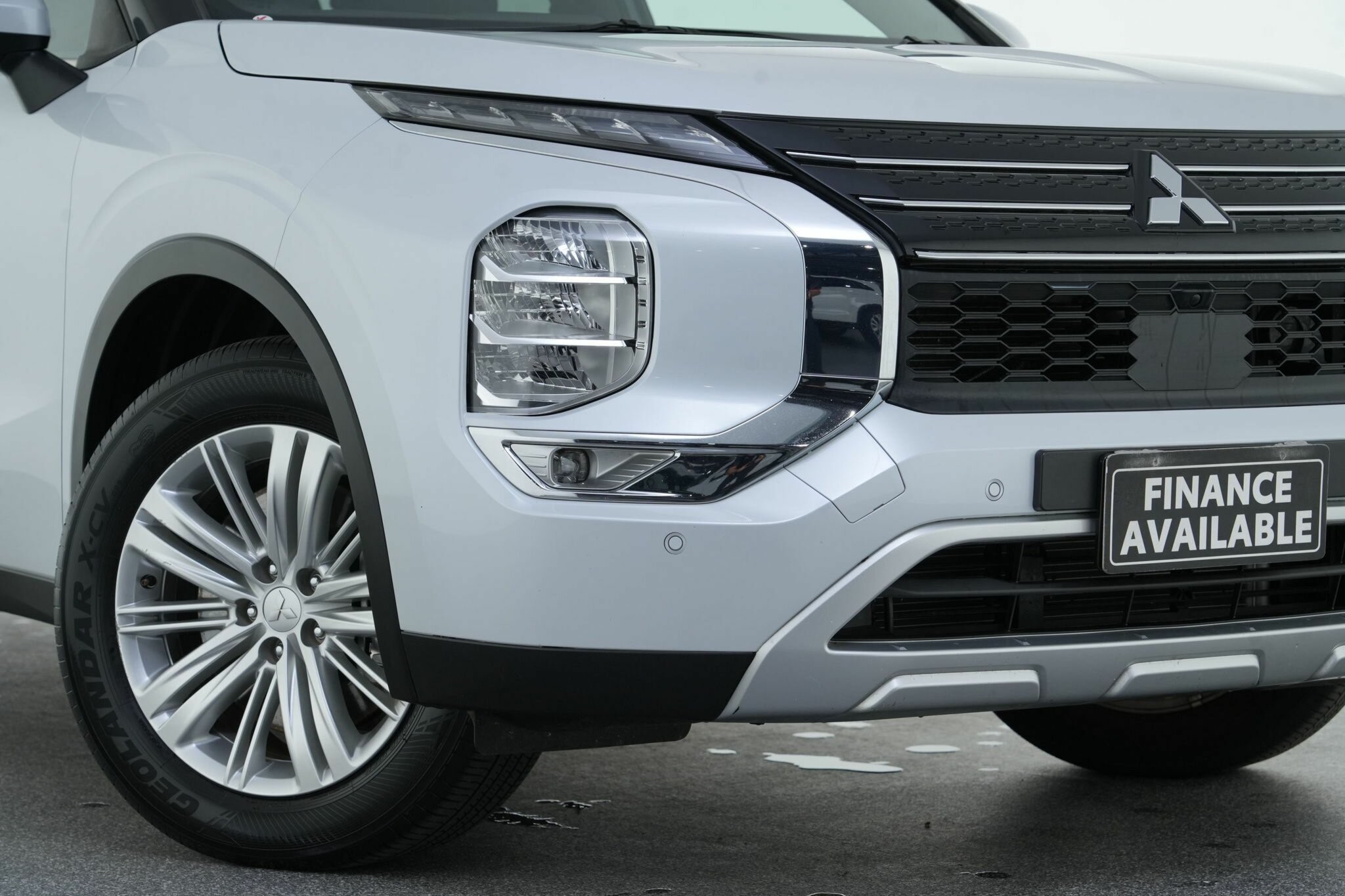 Mitsubishi Outlander image 2